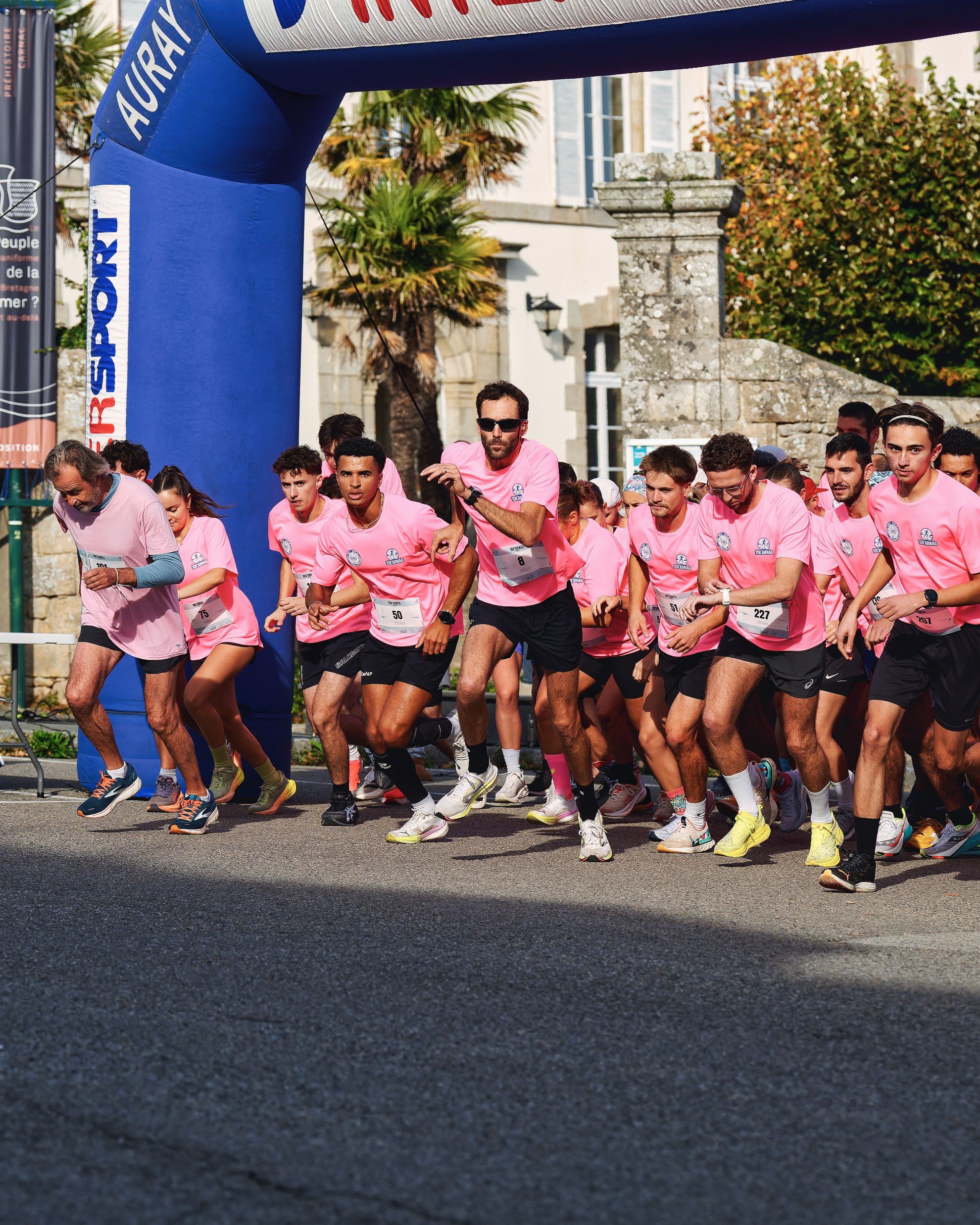 Le départ de la course en tee-shirts roses